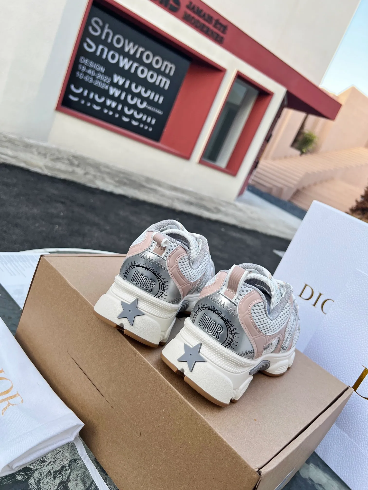👟👟Ex-factory price 600👟👟 High version couple model🍸 Dior Dior | 2024 ˢˢDilraba, many stars have the same style. L’s 2024 spring and summer new products. The latest popular Chrono series, thick-soled mesh color-blocking running shoes, dad shoes, casual sports shoes series〰 Original purchase, development and production👍🏻This Dior Chrono sneaker is made of white and black mesh fabric with leather effect panels. The CD logo on both sides, the star patch on the tongue and the Dior logo on the heel, many details highlight the style. The two-tone laces, lightweight sole and star embellishment allow for a casual look all year round, complementing a variety of casual or elegant pieces. ♺Upper: Original imported first-layer cowhide + mesh ♺Inner lining: Original customized breathable lining ♺Outsole: Original molded EVA super light and super soft outsole ♺Heel height: 4.5cm ♺Size: Female 35-41 Male 39-45 (Female 40.41 Male 45 customized)